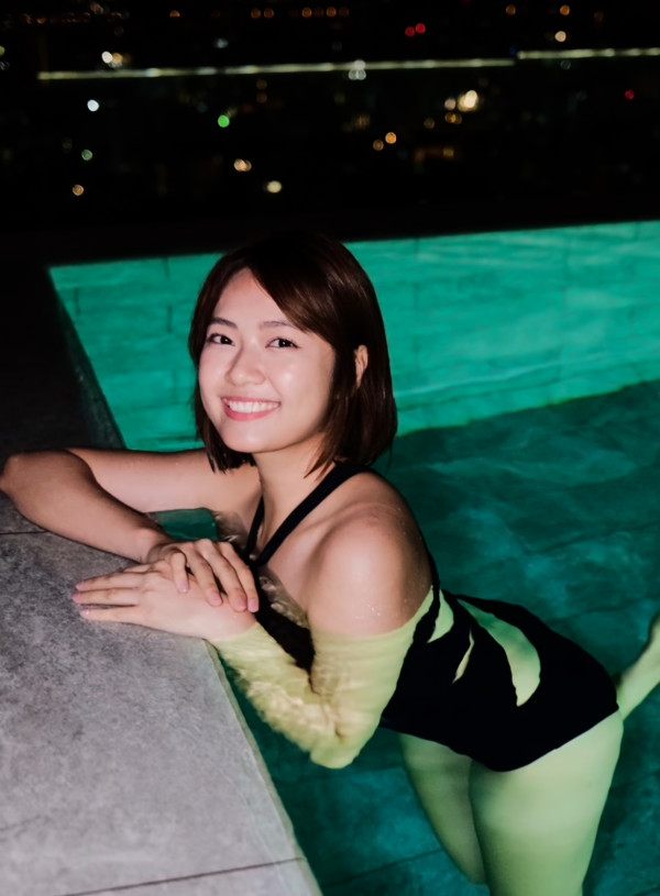 無綫新咪神遊希臘曬火辣比堅尼相 擁心形胸+豐滿身材 網民：《東張》入面最正 