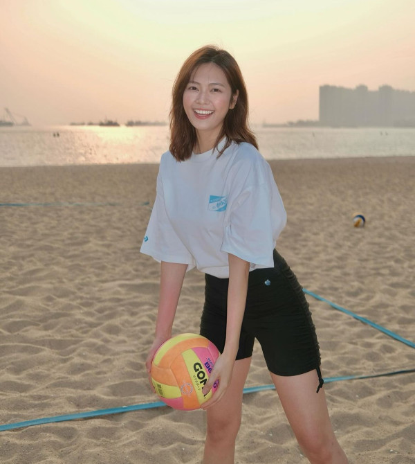 無綫新咪神遊希臘曬火辣比堅尼相 擁心形胸+豐滿身材 網民：《東張》入面最正 