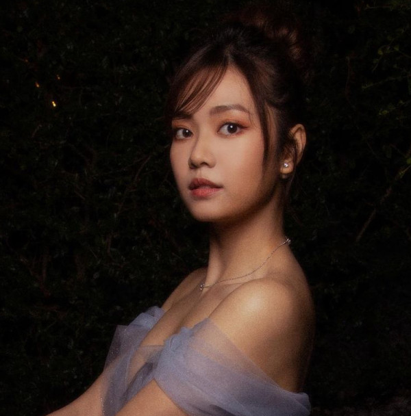 無綫新咪神遊希臘曬火辣比堅尼相 擁心形胸+豐滿身材 網民：《東張》入面最正 