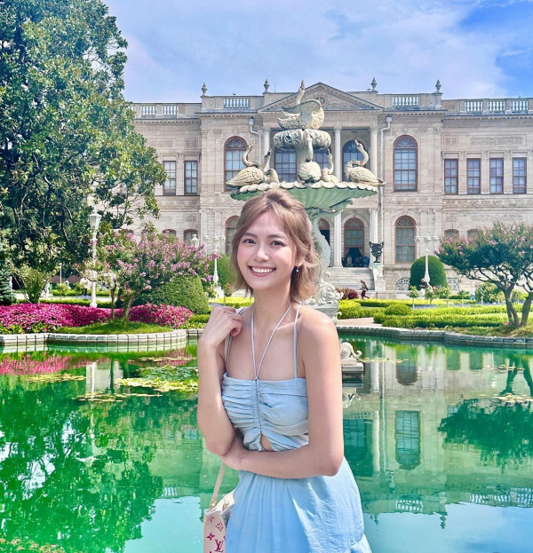 無綫新咪神遊希臘曬火辣比堅尼相 擁心形胸+豐滿身材 網民：《東張》入面最正 