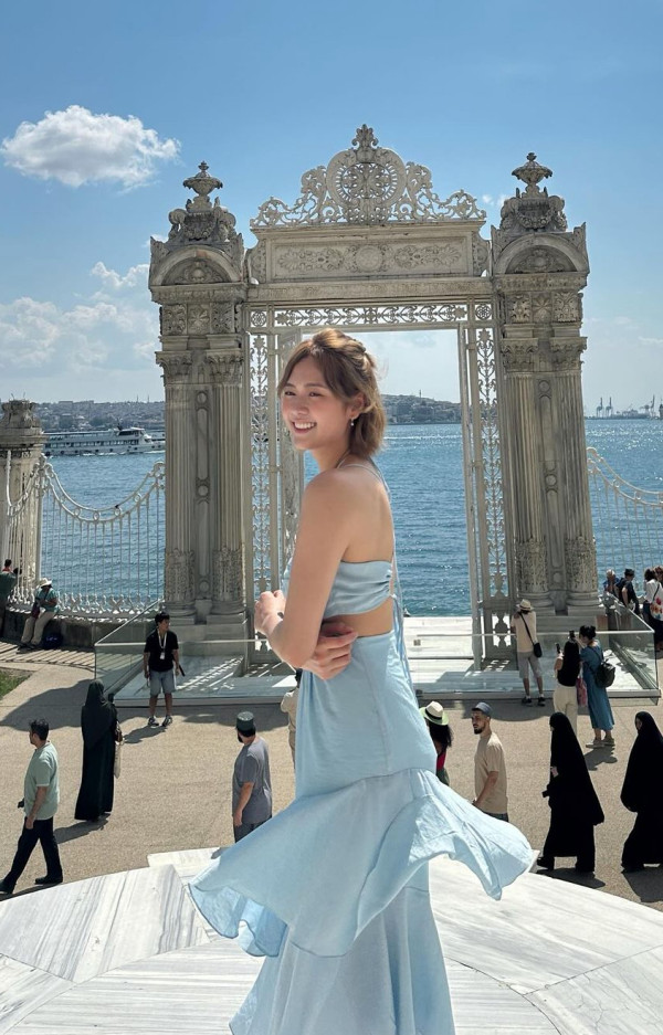 無綫新咪神遊希臘曬火辣比堅尼相 擁心形胸+豐滿身材 網民：《東張》入面最正 