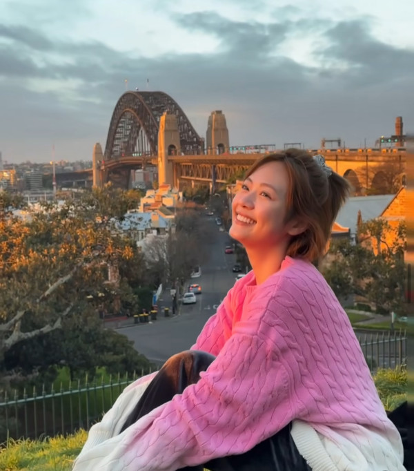 無綫新咪神遊希臘曬火辣比堅尼相 擁心形胸+豐滿身材 網民：《東張》入面最正 