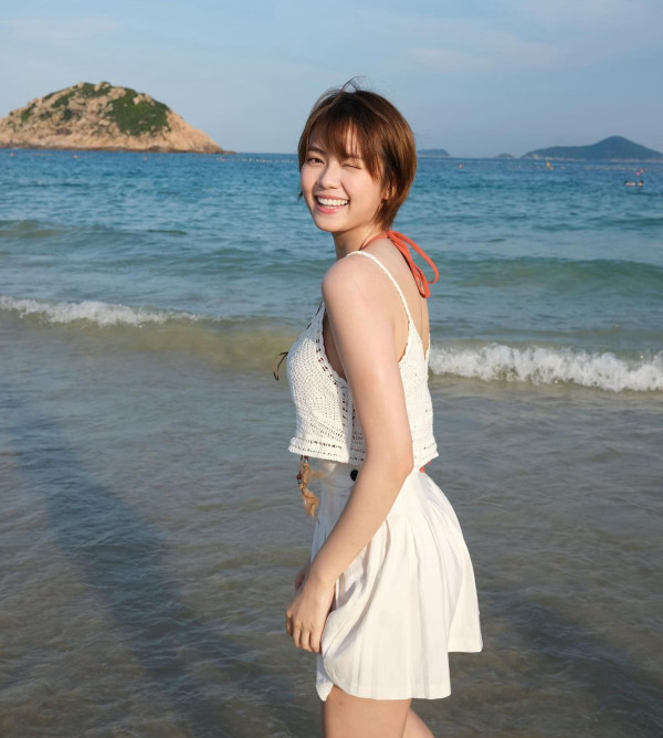 無綫新咪神遊希臘曬火辣比堅尼相 擁心形胸+豐滿身材 網民：《東張》入面最正 