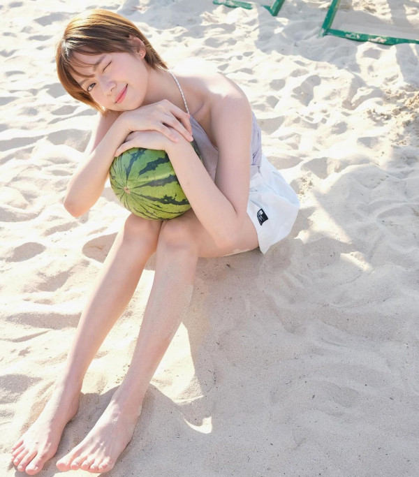 無綫新咪神遊希臘曬火辣比堅尼相 擁心形胸+豐滿身材 網民：《東張》入面最正 