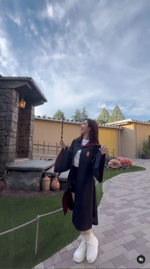 TVB小花遊東京哈利波特影城 巫師長袍擋不住白滑美腿 獲網友封「美魔女」 