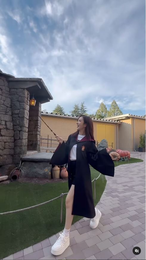 TVB「A0女神」激罕甫泳裝照 酒店泳池游夜水大騷美背 網友：索到暈！ 