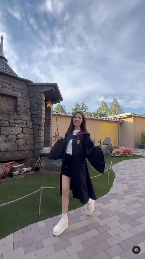 TVB「A0女神」激罕甫泳裝照 酒店泳池游夜水大騷美背 網友：索到暈！ 