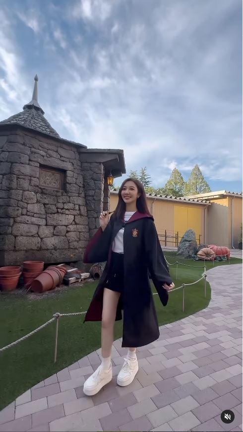 TVB小花遊東京哈利波特影城 巫師長袍擋不住白滑美腿 獲網友封「美魔女」 