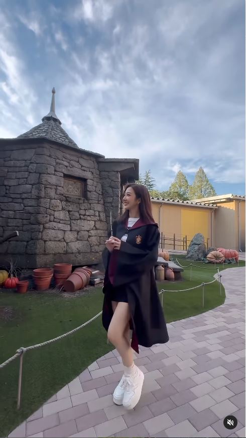 TVB小花遊東京哈利波特影城 巫師長袍擋不住白滑美腿 獲網友封「美魔女」 