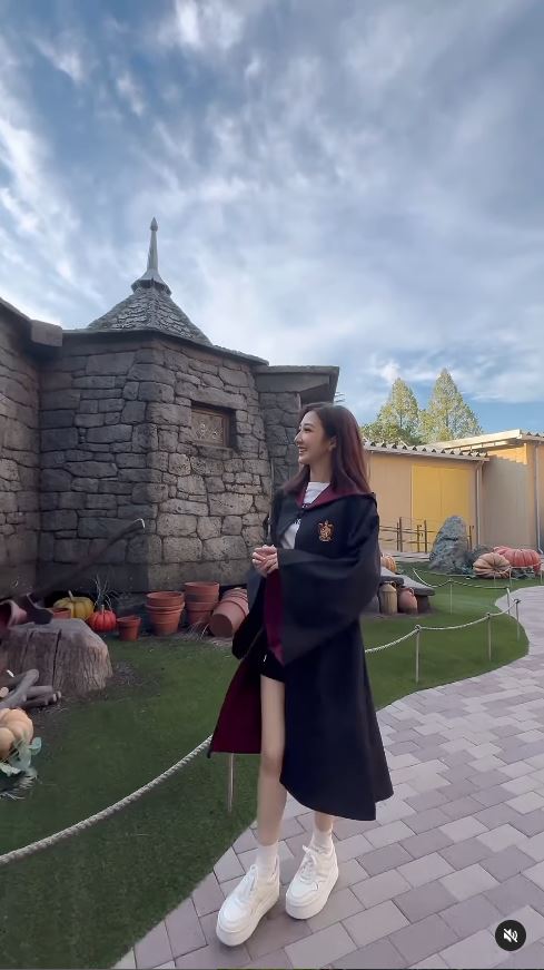 TVB「A0女神」激罕甫泳裝照 酒店泳池游夜水大騷美背 網友：索到暈！ 