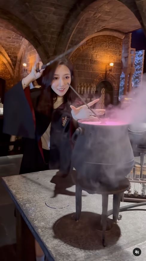 TVB小花遊東京哈利波特影城 巫師長袍擋不住白滑美腿 獲網友封「美魔女」 