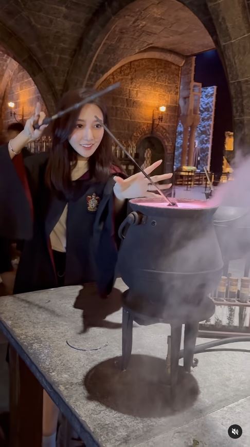 TVB「A0女神」激罕甫泳裝照 酒店泳池游夜水大騷美背 網友：索到暈！ 