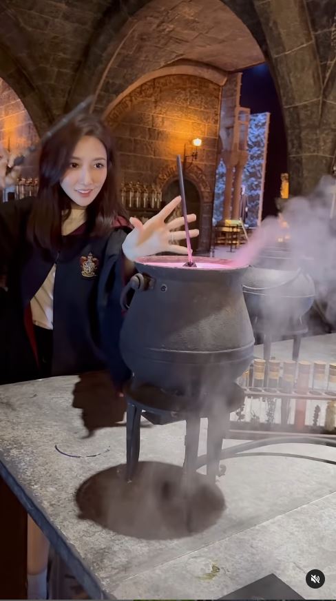 TVB「A0女神」激罕甫泳裝照 酒店泳池游夜水大騷美背 網友：索到暈！ 