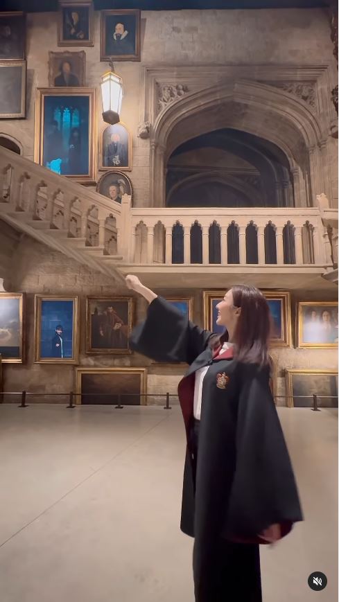 TVB「A0女神」激罕甫泳裝照 酒店泳池游夜水大騷美背 網友：索到暈！ 