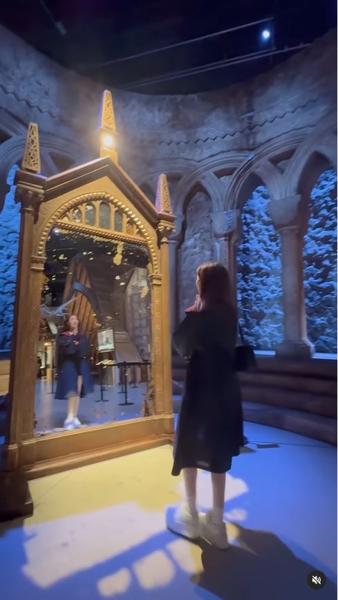 TVB小花遊東京哈利波特影城 巫師長袍擋不住白滑美腿 獲網友封「美魔女」 