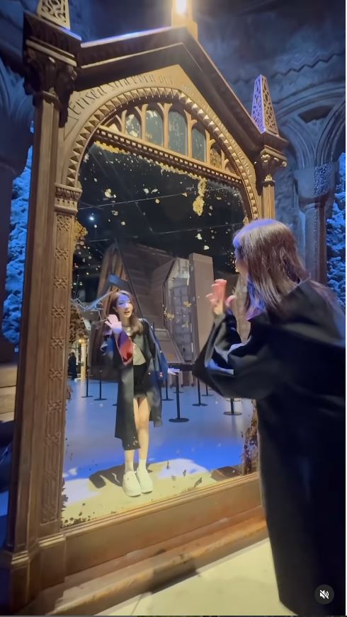 TVB「A0女神」激罕甫泳裝照 酒店泳池游夜水大騷美背 網友：索到暈！ 