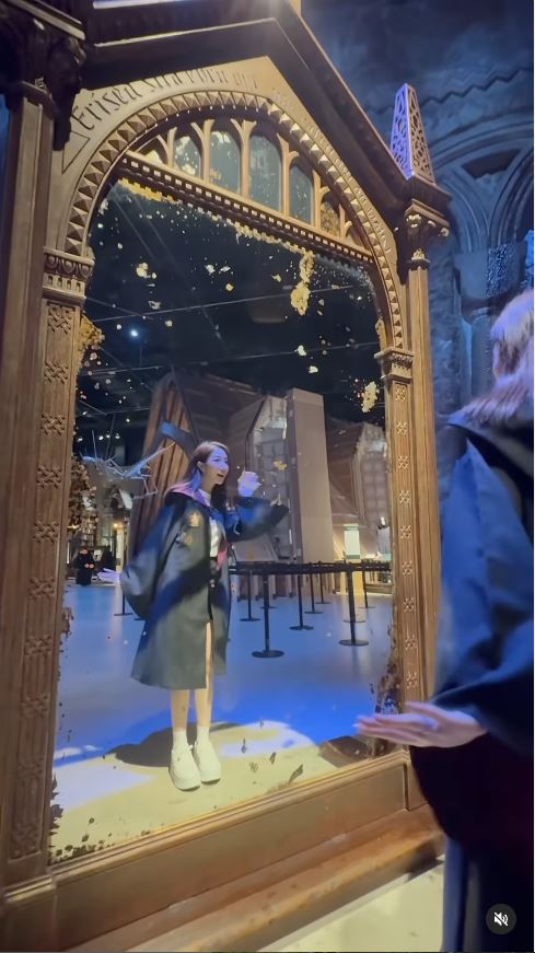 TVB小花遊東京哈利波特影城 巫師長袍擋不住白滑美腿 獲網友封「美魔女」 