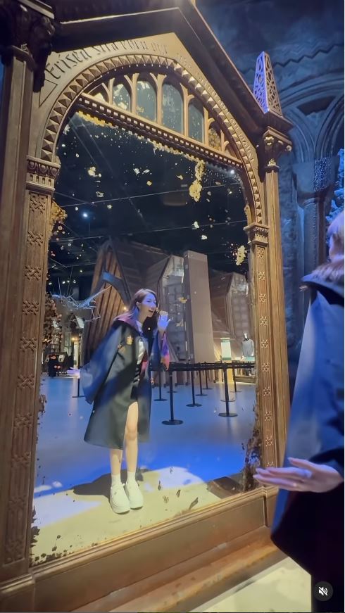 TVB小花遊東京哈利波特影城 巫師長袍擋不住白滑美腿 獲網友封「美魔女」 