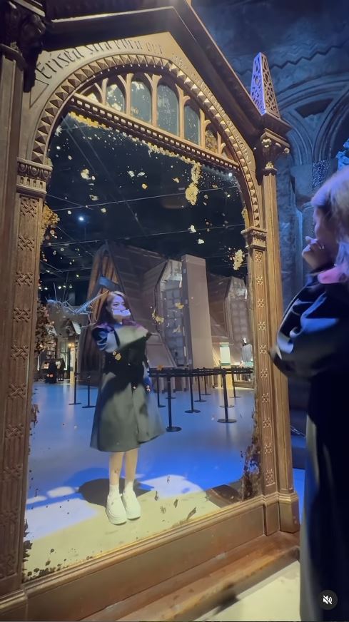 TVB「A0女神」激罕甫泳裝照 酒店泳池游夜水大騷美背 網友：索到暈！ 