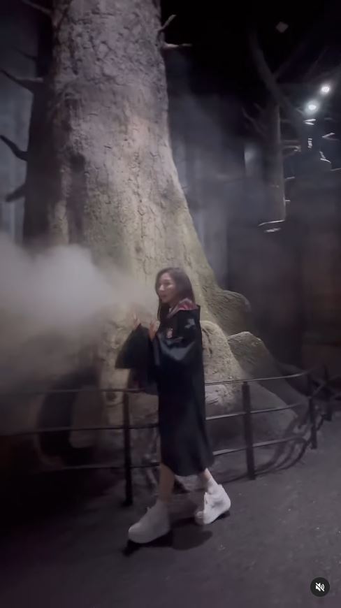 TVB「A0女神」激罕甫泳裝照 酒店泳池游夜水大騷美背 網友：索到暈！ 