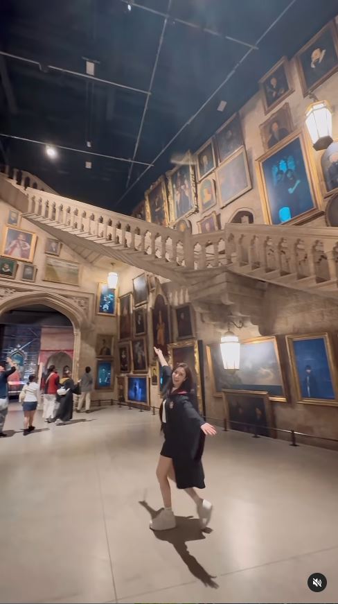 TVB「A0女神」激罕甫泳裝照 酒店泳池游夜水大騷美背 網友：索到暈！ 