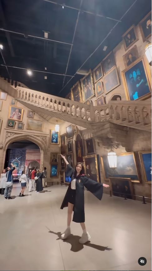 TVB「A0女神」激罕甫泳裝照 酒店泳池游夜水大騷美背 網友：索到暈！ 