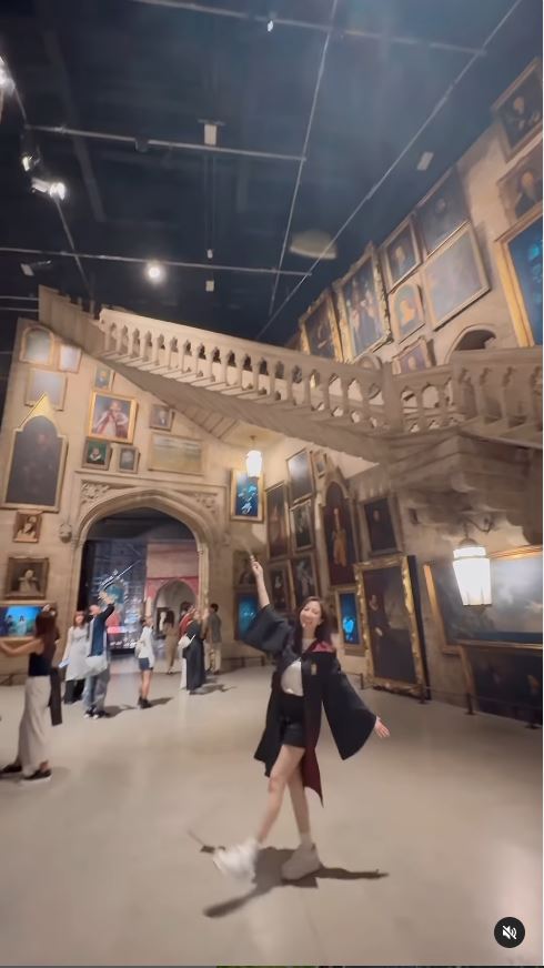 TVB小花遊東京哈利波特影城 巫師長袍擋不住白滑美腿 獲網友封「美魔女」 