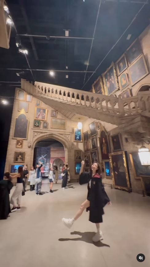 TVB「A0女神」激罕甫泳裝照 酒店泳池游夜水大騷美背 網友：索到暈！ 