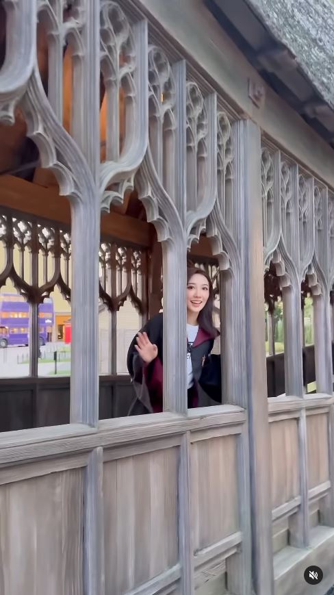 TVB小花遊東京哈利波特影城 巫師長袍擋不住白滑美腿 獲網友封「美魔女」 