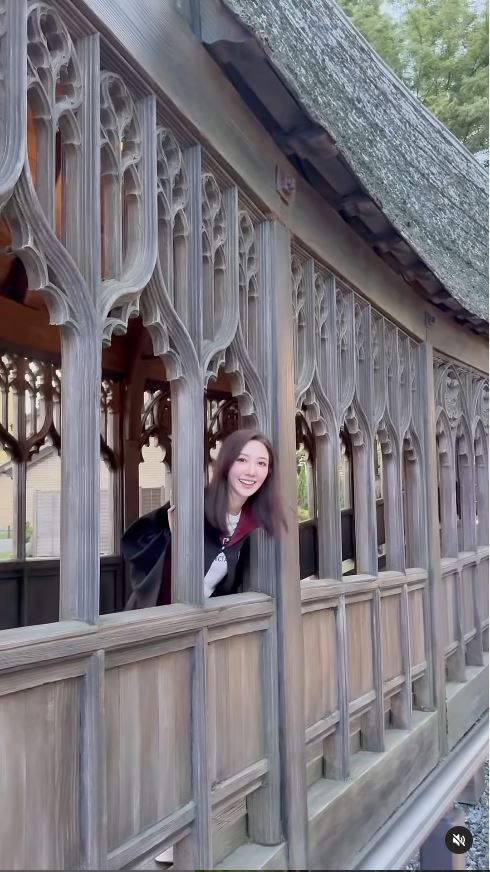 TVB小花遊東京哈利波特影城 巫師長袍擋不住白滑美腿 獲網友封「美魔女」 