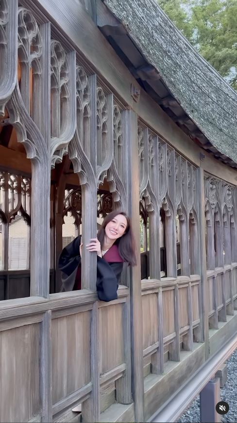 TVB「A0女神」激罕甫泳裝照 酒店泳池游夜水大騷美背 網友：索到暈！ 