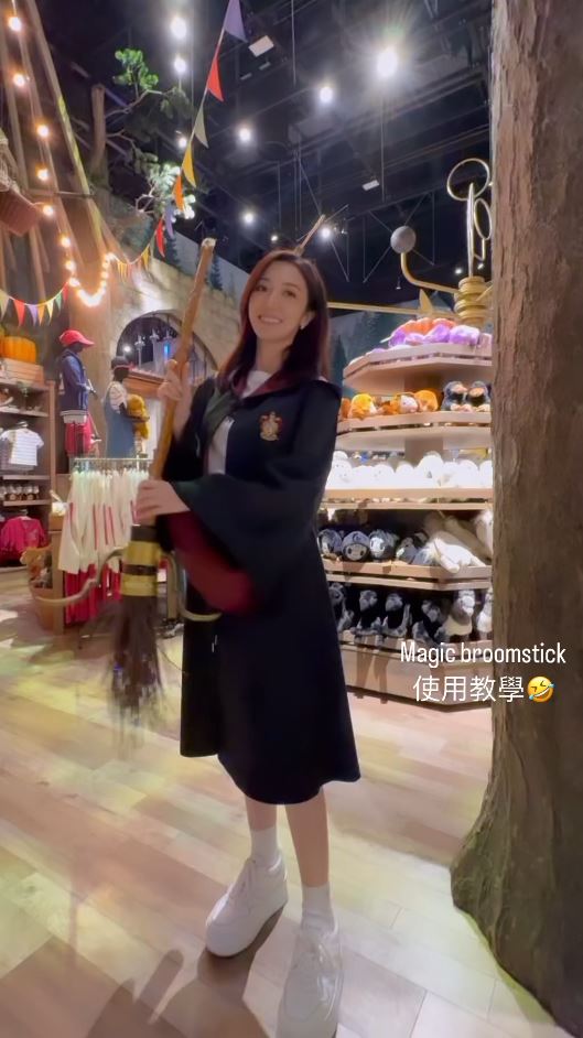 TVB小花遊東京哈利波特影城 巫師長袍擋不住白滑美腿 獲網友封「美魔女」 