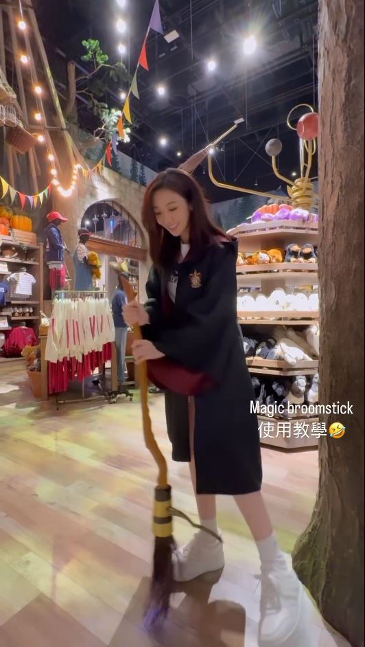 TVB「A0女神」激罕甫泳裝照 酒店泳池游夜水大騷美背 網友：索到暈！ 