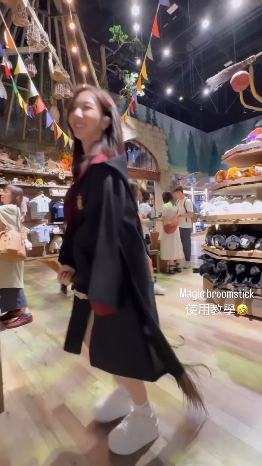 TVB小花遊東京哈利波特影城 巫師長袍擋不住白滑美腿 獲網友封「美魔女」 
