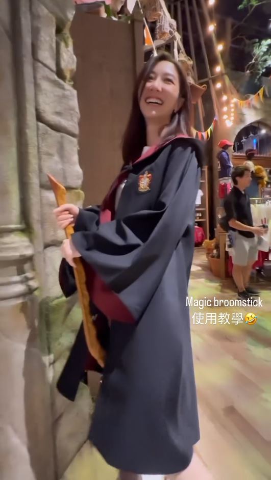 TVB小花遊東京哈利波特影城 巫師長袍擋不住白滑美腿 獲網友封「美魔女」 