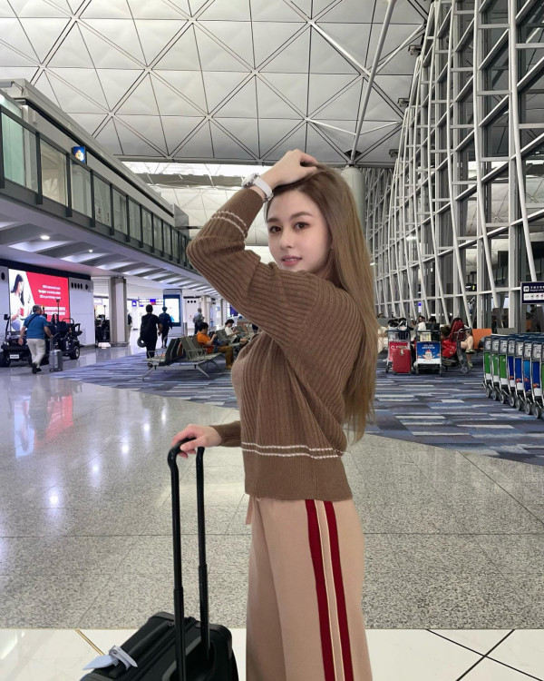 邱淑貞二女沈日超索旅行照曝光 20歲美貌不輸家姐沈月 遺傳完美好身材 