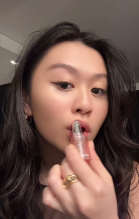 邱淑貞二女沈日超索旅行照曝光 20歲美貌不輸家姐沈月 遺傳完美好身材 