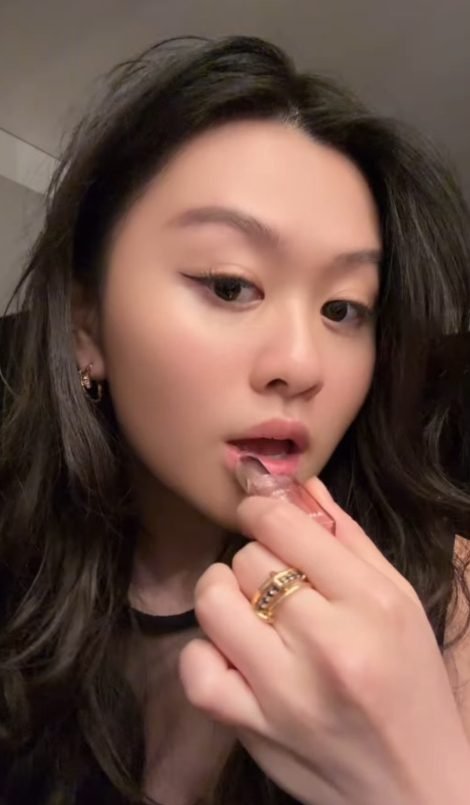 邱淑貞二女沈日超索旅行照曝光 20歲美貌不輸家姐沈月 遺傳完美好身材 