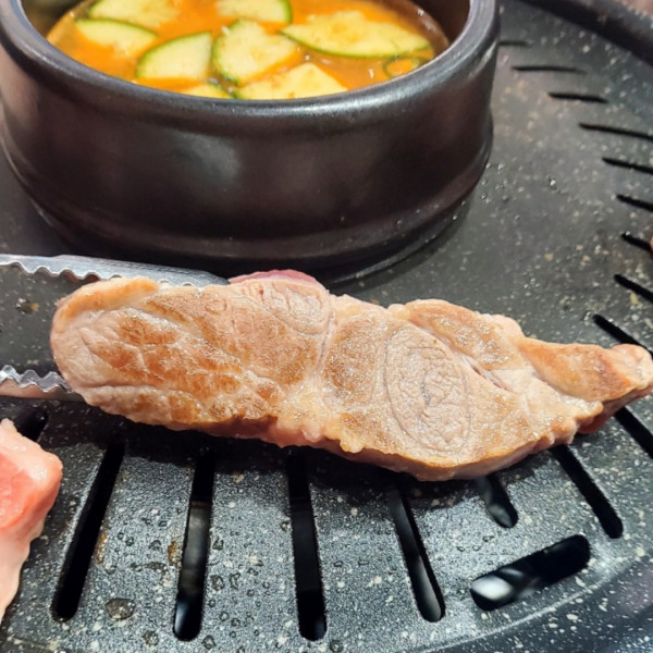 荒謬的生肉（圖片來源：Facebook@엉터리생고기 무한리필）