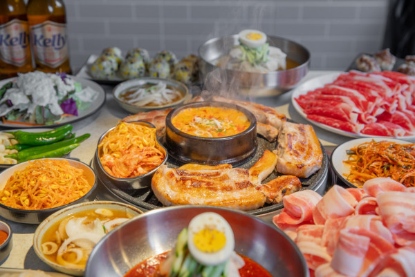 荒謬的生肉（圖片來源：Facebook@엉터리생고기 무한리필）