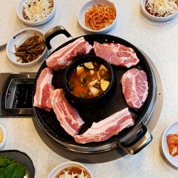 荒謬的生肉（圖片來源：Facebook@엉터리생고기 무한리필）
