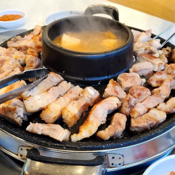 荒謬的生肉（圖片來源：Facebook@엉터리생고기 무한리필）