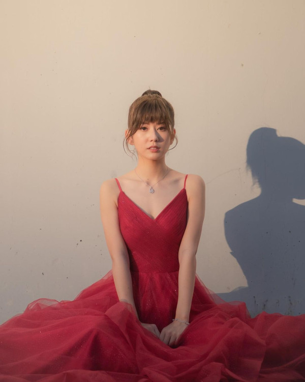 陳嘉慧著低胸吊帶裙 狂野晒產後豐滿上圍 