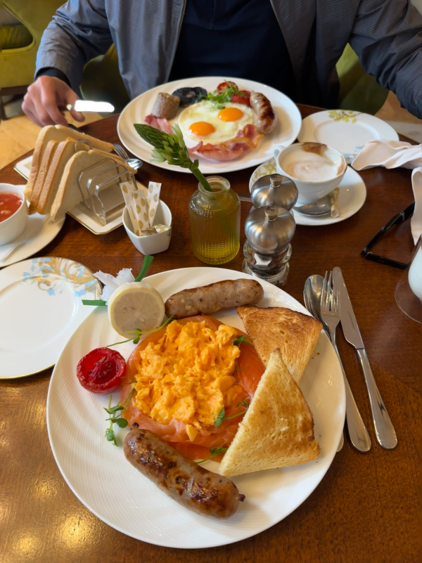 郭富城夫妻蜜遊英國街頭自拍 方媛發嗲功問5個字Aaron冧爆甜笑 