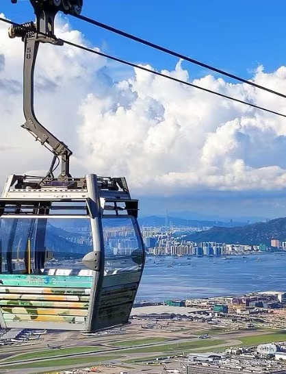 (圖片來源:小紅書) 十一黃金周|遊客排隊打卡堅尼地城海旁路牌 震撼網民:人車爭位好誇張