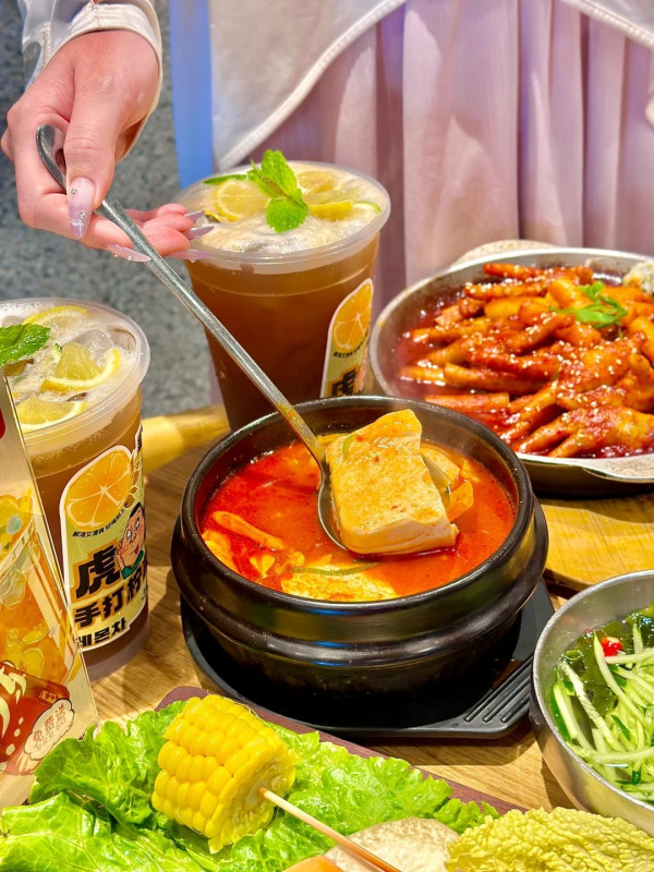 KK MALL｜來源：深圳地鐵、小紅書@跳舞的蓬蓬裙、小紅書@花喵喵、小紅書@暴飲暴食～瑜伽導師Rachel、小紅書@舉個栗子、小紅書@快樂星球、小紅書@耶耶美食、小紅書@莉莉兔子、太二酸菜魚官網、小紅書@蕉下見鹿、小紅書@憨居居-一起吃飯啦、小紅書@花花還能吃億口、小紅書@荔枝飽飽、小紅書@小福星、小紅書@墨鏡喵、番茄口袋、小紅書@會拍的梁波萬、小紅書@小秘書食記、小紅書@深圳吃貨課代表