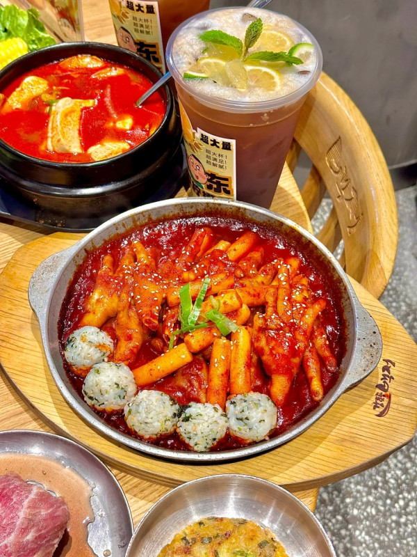 KK MALL｜來源：深圳地鐵、小紅書@跳舞的蓬蓬裙、小紅書@花喵喵、小紅書@暴飲暴食～瑜伽導師Rachel、小紅書@舉個栗子、小紅書@快樂星球、小紅書@耶耶美食、小紅書@莉莉兔子、太二酸菜魚官網、小紅書@蕉下見鹿、小紅書@憨居居-一起吃飯啦、小紅書@花花還能吃億口、小紅書@荔枝飽飽、小紅書@小福星、小紅書@墨鏡喵、番茄口袋、小紅書@會拍的梁波萬、小紅書@小秘書食記、小紅書@深圳吃貨課代表