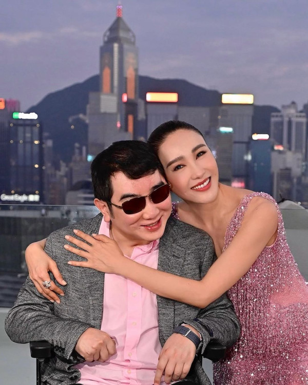 53歲大Deep V盡現性感好身材