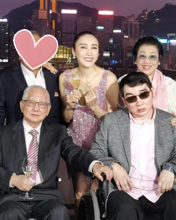 53歲大Deep V盡現性感好身材