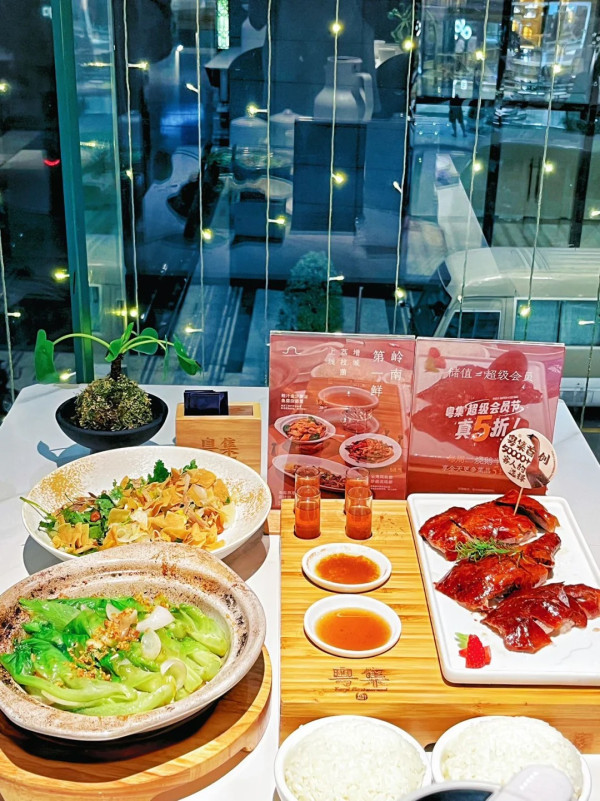 KK MALL｜來源：深圳地鐵、小紅書@跳舞的蓬蓬裙、小紅書@花喵喵、小紅書@暴飲暴食～瑜伽導師Rachel、小紅書@舉個栗子、小紅書@快樂星球、小紅書@耶耶美食、小紅書@莉莉兔子、太二酸菜魚官網、小紅書@蕉下見鹿、小紅書@憨居居-一起吃飯啦、小紅書@花花還能吃億口、小紅書@荔枝飽飽、小紅書@小福星、小紅書@墨鏡喵、番茄口袋、小紅書@會拍的梁波萬、小紅書@小秘書食記、小紅書@深圳吃貨課代表